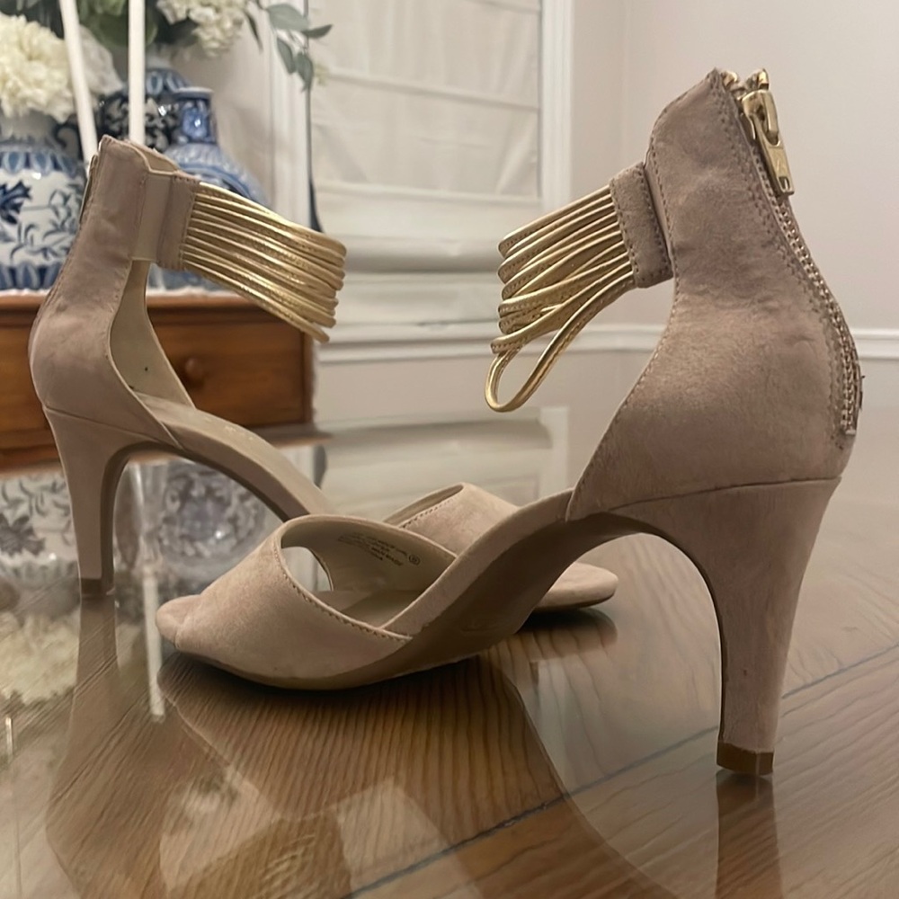 Aerosols beige heel with Gold around the ankle, size 7. worn once